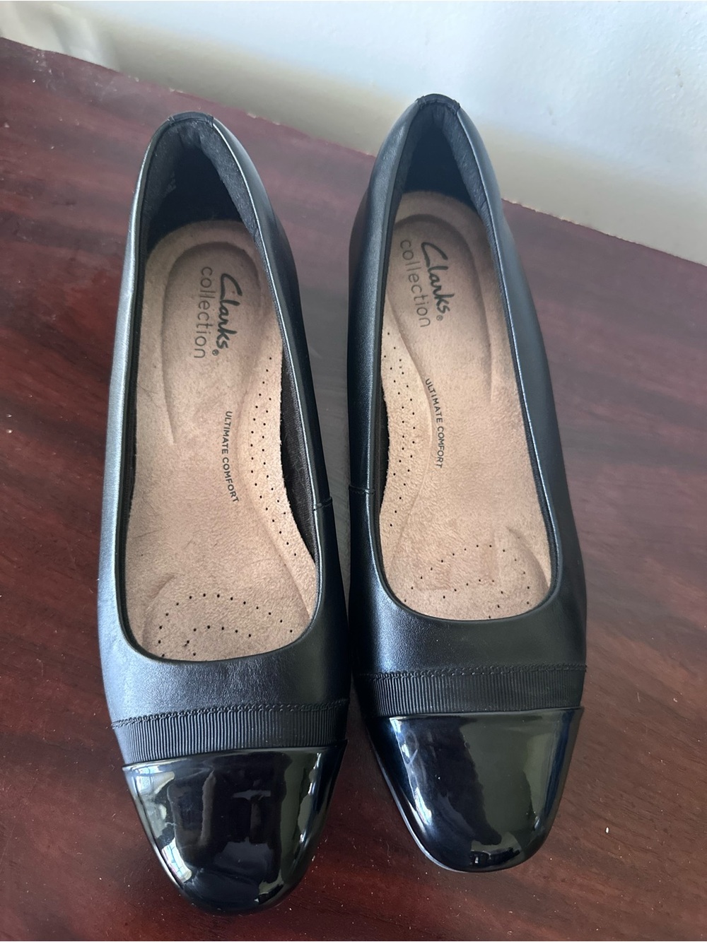 Clarks Black Leather Short Heel Shoe with Patent Cap Toe size 7.5 NWOT